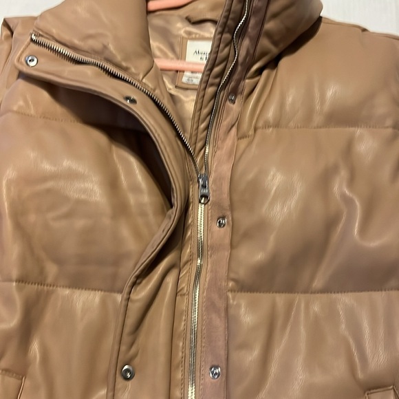 Abercrombie & Fitch-L-Tan-vegan leather, sleeveless, oversized, puffer, vest. - Picture 5 of 12